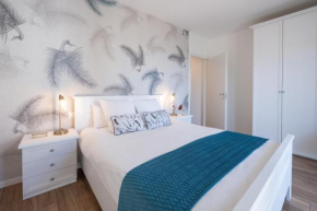 Lora feathers Suite, free parking, self check in,4